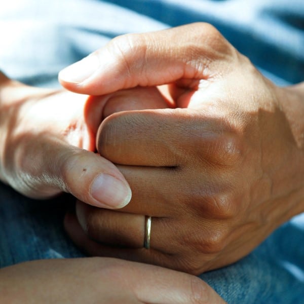 Familie nutzt Tablet-App zur Kommunikation mit Senioren