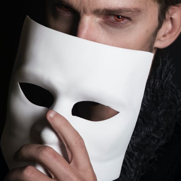 Familie nutzt Tablet-App zur Kommunikation mit Senioren