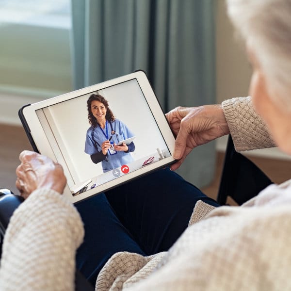 Familie nutzt Tablet-App zur Kommunikation mit Senioren