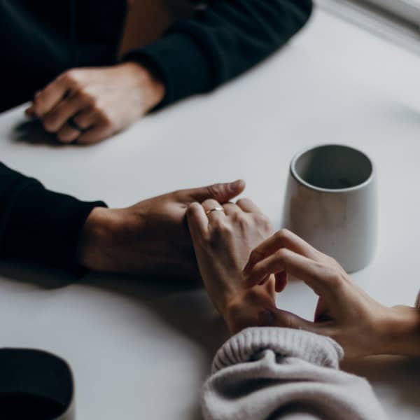 Familie nutzt Tablet-App zur Kommunikation mit Senioren