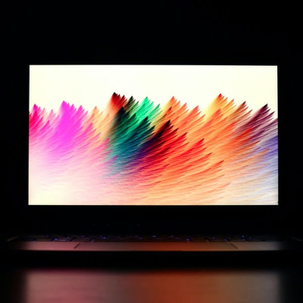 Familie nutzt Tablet-App zur Kommunikation mit Senioren